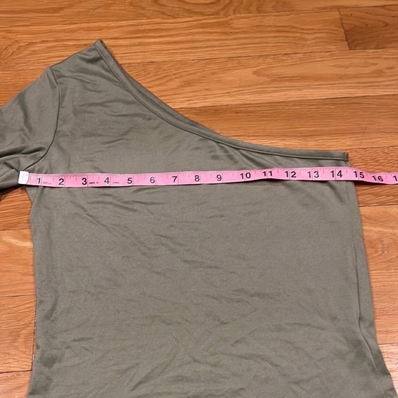 Brit & Bri green one shoulder top size medium. - Picture 2 of 7